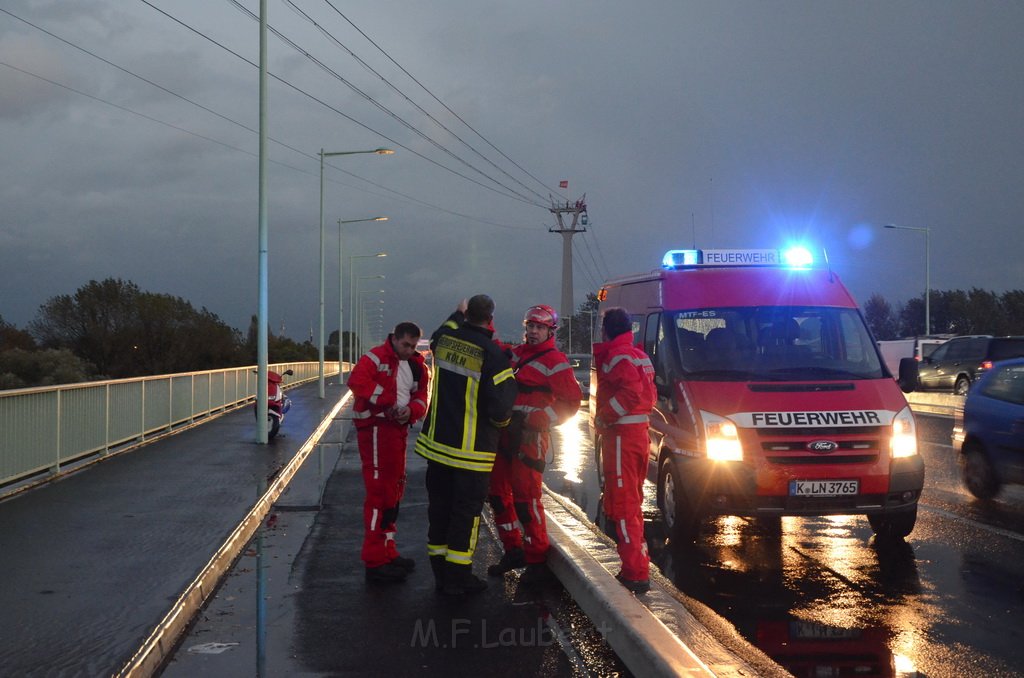 Einsatz BF Hoehenretter Koelner Seilbahn Hoehe Zoobruecke P2243.JPG